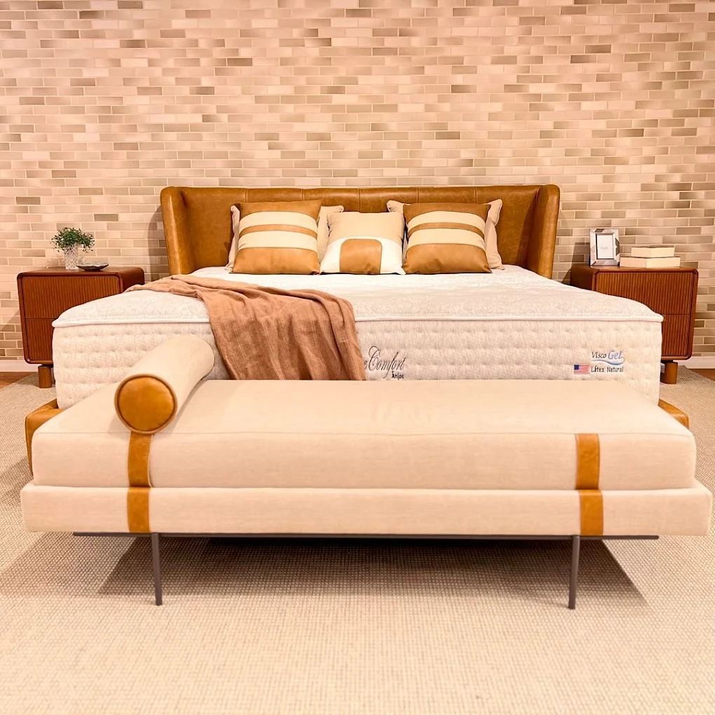 Showroom da Anjos Imperatriz — quarto montado com cabeceira em couro